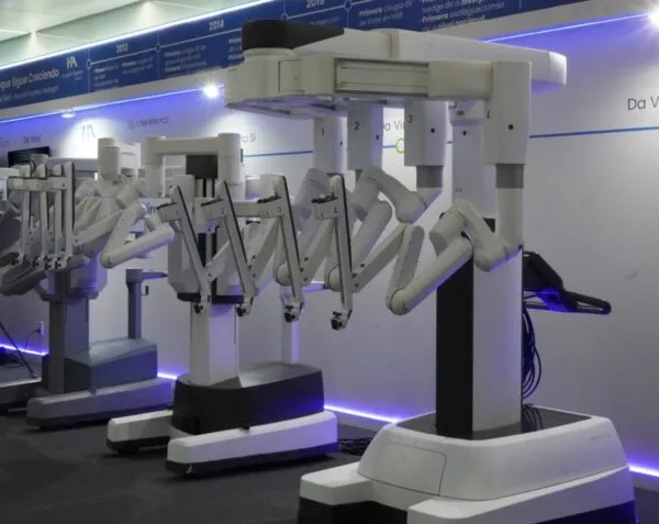 Olegario Vázquez Aldir impulsa operaciones robóticas en México.