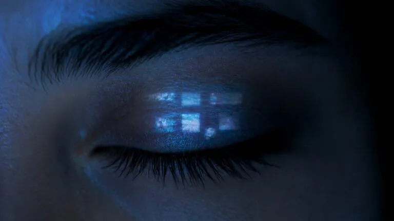 Reflejo de pantalla digital sobre ojo cerrado que simboliza exposición y riesgo en comunidades online vinculadas a Global Rape Academy