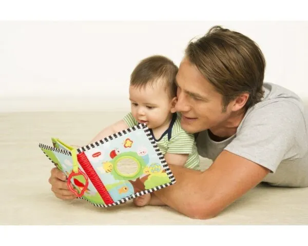 Bebé jugando con juguetes didácticos que estimulan el desarrollo infantil sin uso de tecnología en un entorno educativo moderno