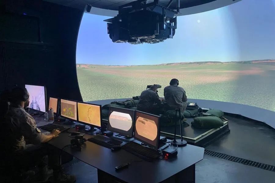 Sistemas de tecnología militar del futuro con drones, inteligencia artificial y armas avanzadas que transforman la seguridad global