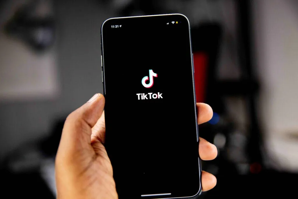 TikTok concentra altos niveles de violencia digital contra mujeres en México con acoso y comentarios agresivos en redes sociales