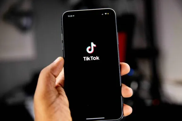 TikTok concentra altos niveles de violencia digital contra mujeres en México con acoso y comentarios agresivos en redes sociales