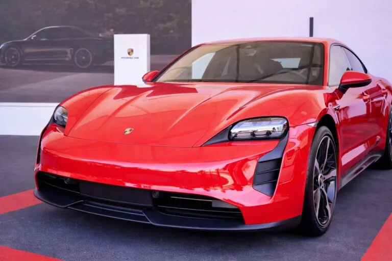 Porsche Taycan GTS con 590 hp y sistema eléctrico 800V en carretera urbana moderna en México