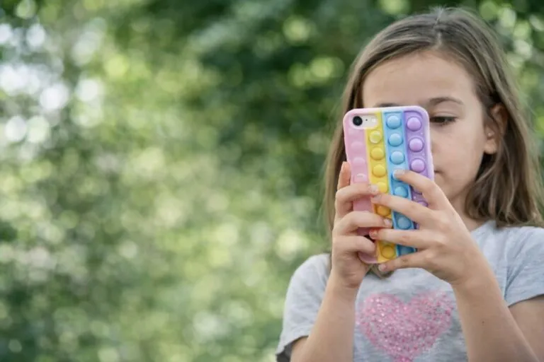 Retos virales peligrosos en Chile con imanes y paracetamol que generan riesgos médicos en jóvenes y alertas sanitarias