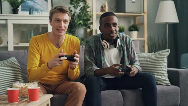 Adultos jugando videojuegos que mejoran cognición y reducen estrés en mayores de 30 años en México