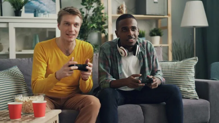 Adultos jugando videojuegos que mejoran cognición y reducen estrés en mayores de 30 años en México