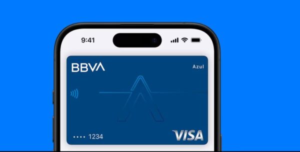 Persona utilizando Apple Pay desde un iPhone para realizar un pago digital sin contacto