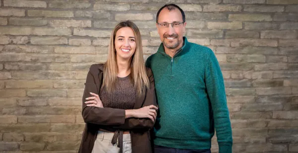 Persona mayor interactuando con tecnología contra la soledad mediante asistentes de voz e inteligencia artificial