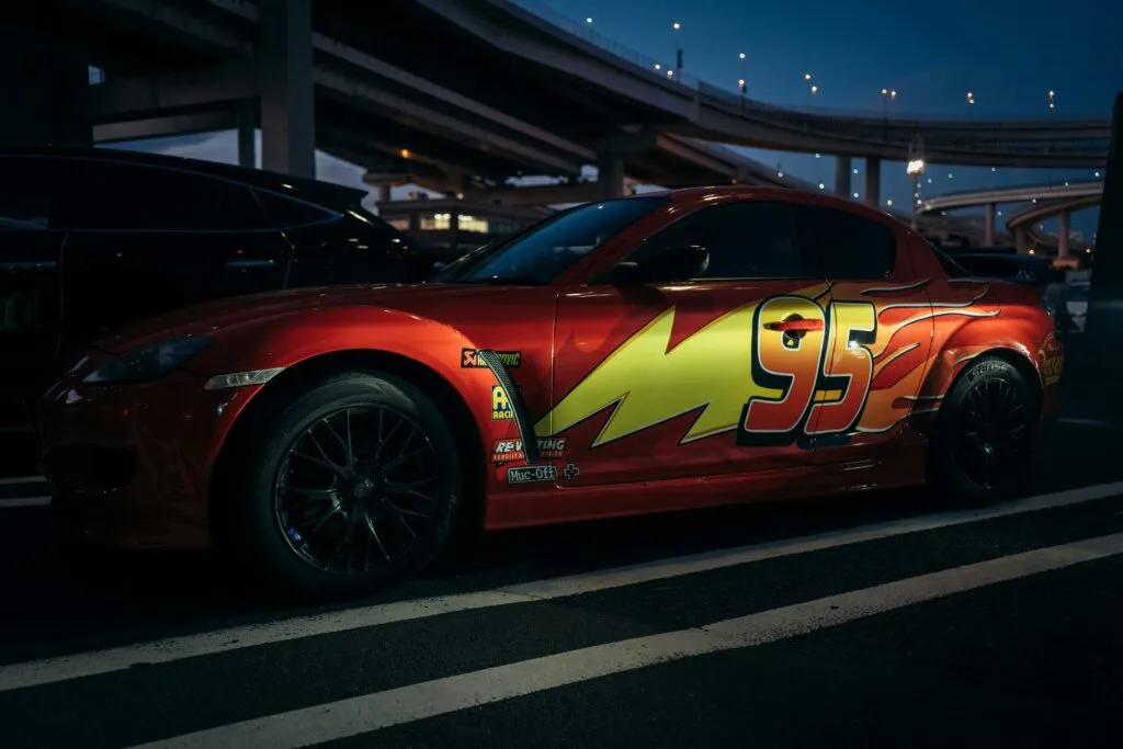Forza Horizon 6 con autos inspirados en Rayo McQueen y Sally recorriendo Japón