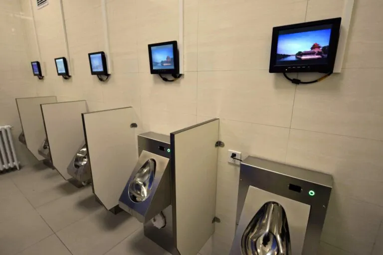 Baño inteligente en China con pantallas digitales, sensores automáticos y tecnología urbana avanzada