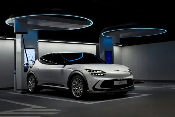 Coche eléctrico cargando en casa para ahorrar dinero en España