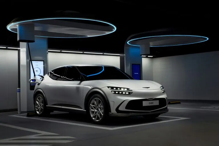 Coche eléctrico cargando en casa para ahorrar dinero en España