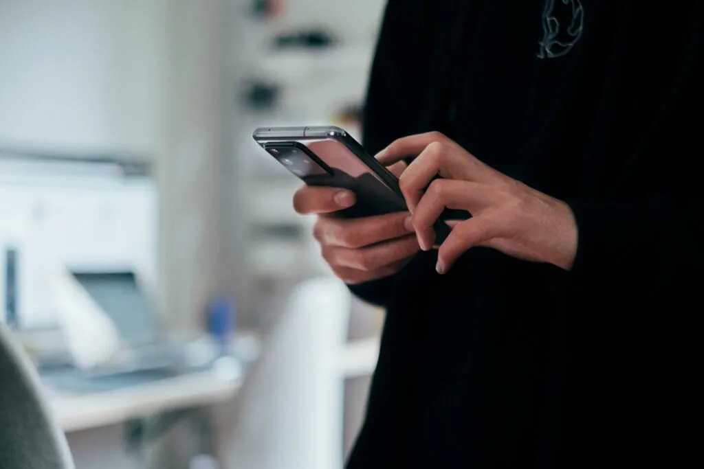 Consumidor revisando compras en redes sociales desde un smartphone en España