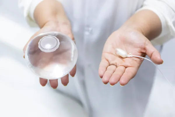 Especialista muestra un balón gástrico utilizado en tratamientos modernos para pérdida de peso mediante tecnología médica