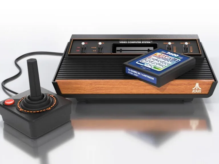 Tecnología gamer evolucionando desde consolas Sega retro hasta plataformas modernas de streaming y videojuegos digitales