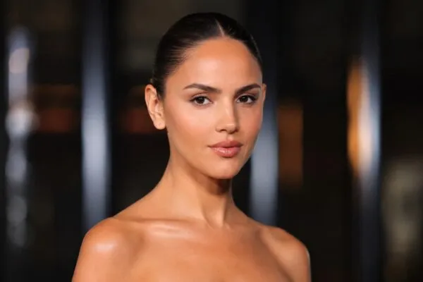 Eiza González con cambio de look y flequillo baby bang durante premiere de Ash en SXSW