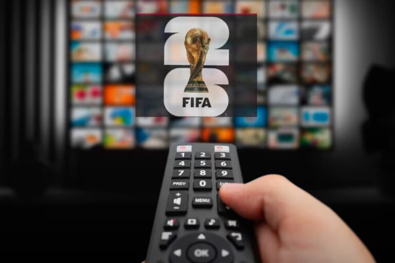 Aficionados viendo partidos del Mundial mediante plataformas de streaming y tecnología digital interactiva