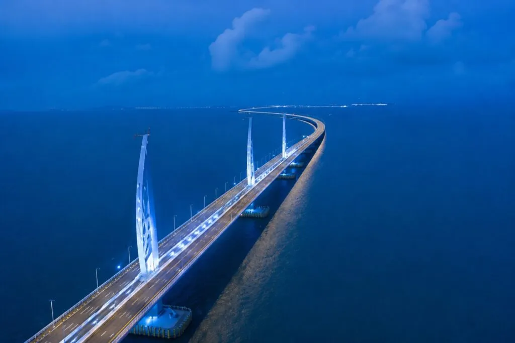 Puente marítimo Hong Kong Zhuhai Macao con túnel submarino y estructura récord sobre el mar
