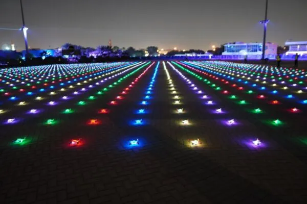 Espectáculos de drones con tecnología aérea sincronizada e inteligencia artificial durante un show nocturno