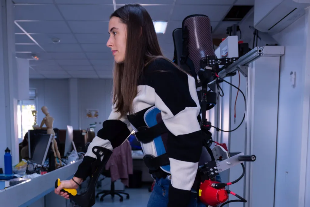 Exoesqueletos robóticos ayudan a recuperar movilidad con inteligencia artificial y sensores médicos avanzados
