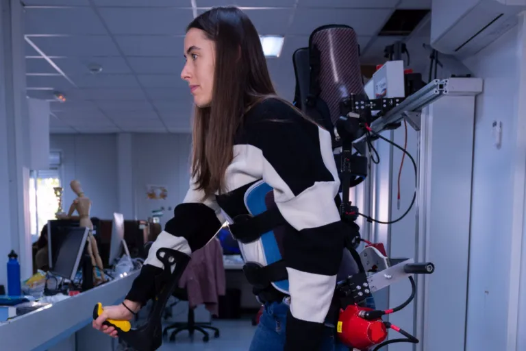 Exoesqueletos robóticos ayudan a recuperar movilidad con inteligencia artificial y sensores médicos avanzados