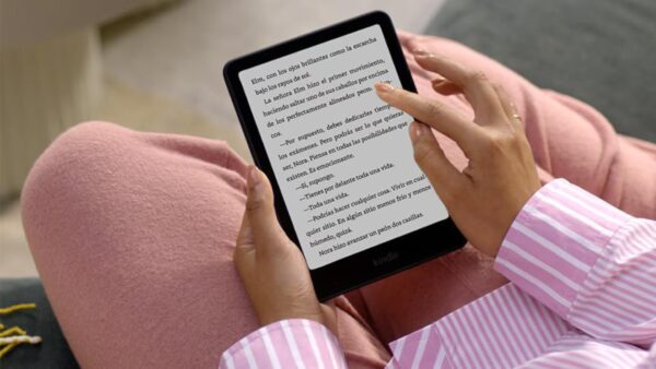 Kindle mostrando ebooks en una escena moderna de lectura digital portátil y tecnología editorial