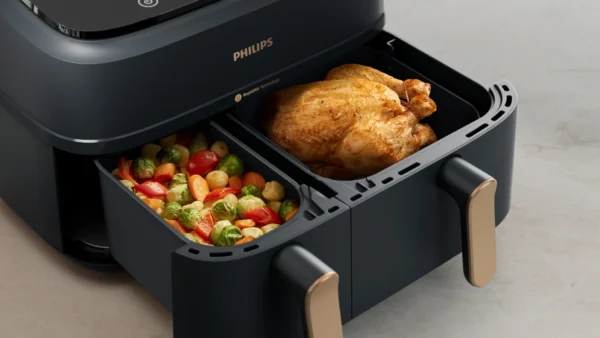 Air fryer moderna funcionando con tecnología inteligente y alimentos crujientes cocinándose con aire caliente
