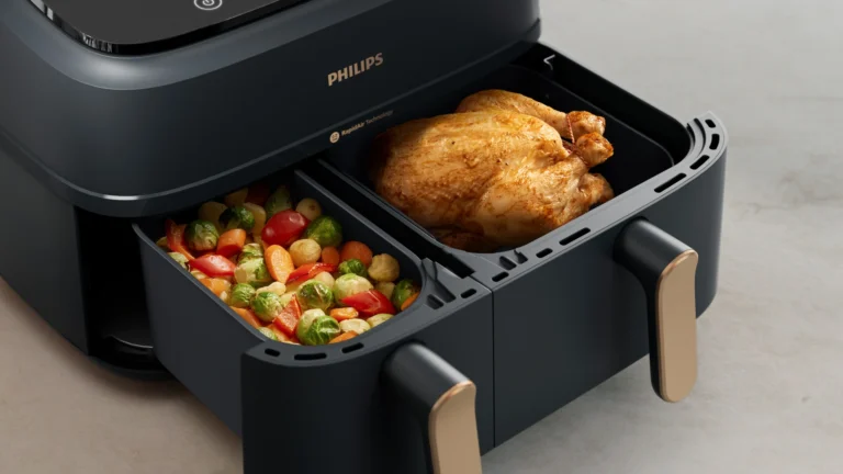 Air fryer moderna funcionando con tecnología inteligente y alimentos crujientes cocinándose con aire caliente