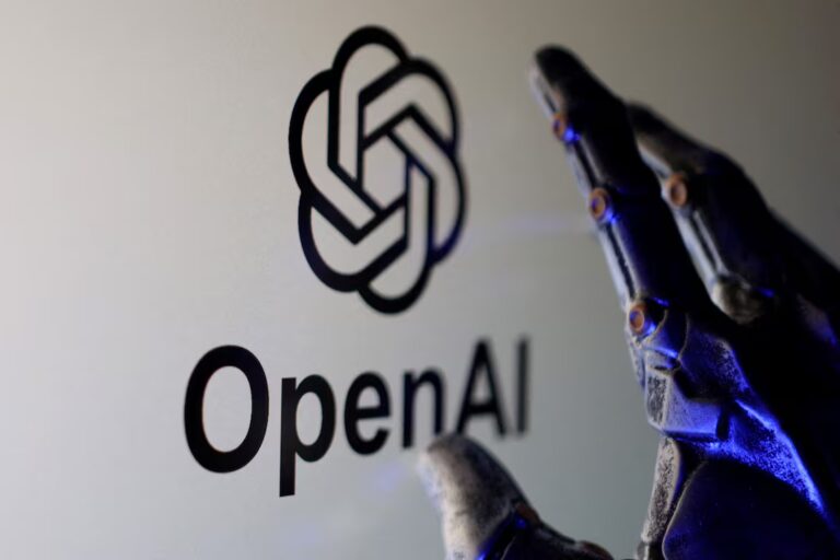 Pantalla mostrando videos generados por inteligencia artificial mediante herramientas automáticas de edición digital