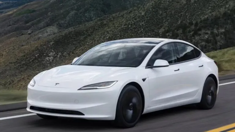 Vehículo Tesla recibiendo actualizaciones inteligentes de software en una interfaz futurista automotriz