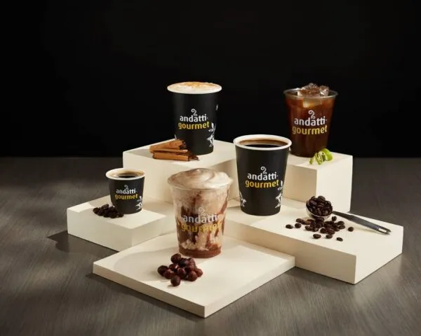 Máquina moderna de café en OXXO preparando bebidas automatizadas con tecnología premium