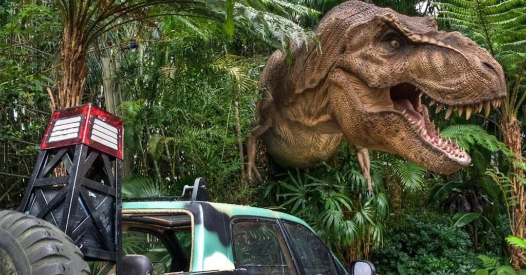 Dinosaurio animatrónico de Jurassic Park con tecnología inmersiva y efectos especiales avanzados en parque temático