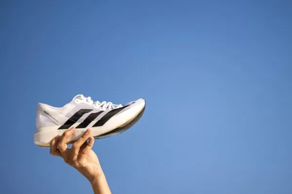 Tenis Adidas de alta tecnología para maratón con fibra de carbono y diseño ultraligero profesional