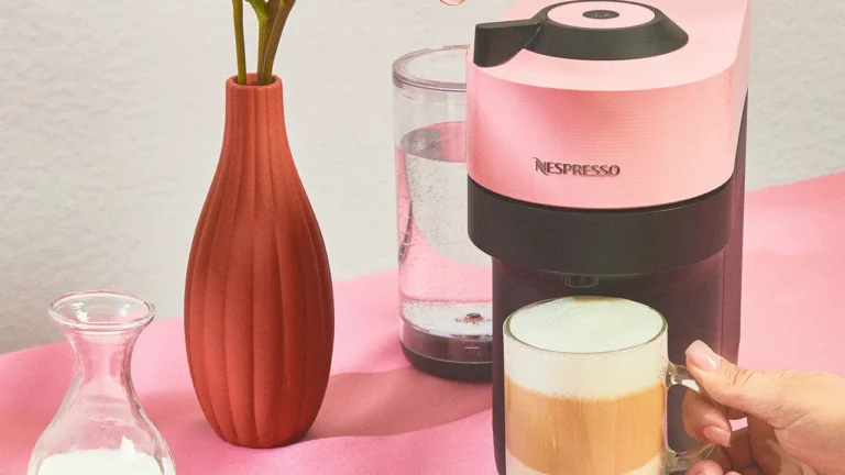 Máquina de café en cápsulas Nespresso preparando espresso con tecnología premium moderna