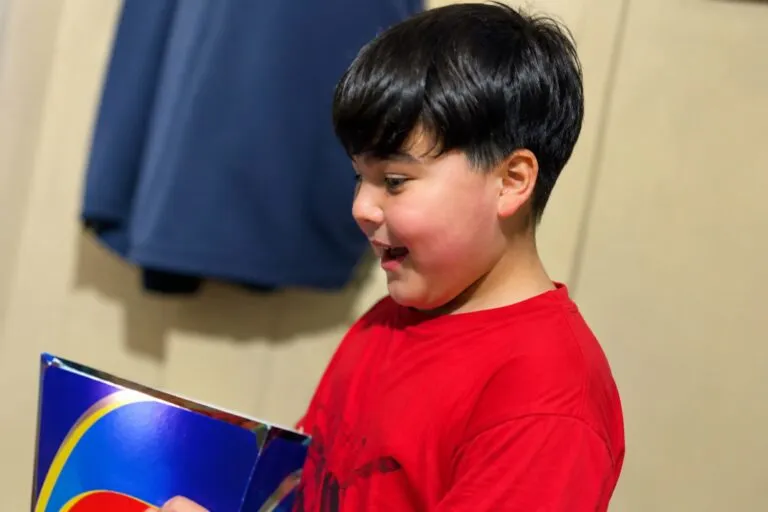 Niño mostrando su Álbum Panini del Mundial 2026 creado a mano tras volverse viral en TikTok