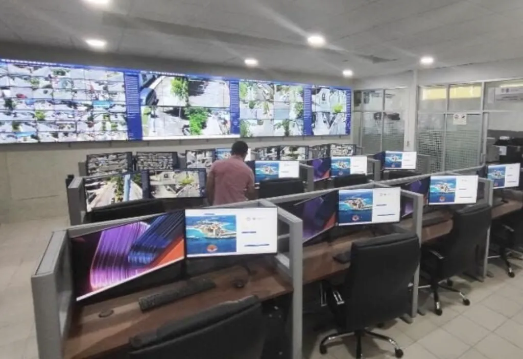 Infraestructura tecnológica de un centro C5 con sistemas de análisis, telecomunicaciones y monitoreo inteligente de Seguritech.