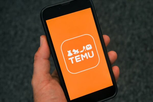 Representación de productos Temu baratos con compras digitales y precios bajos en ecommerce global