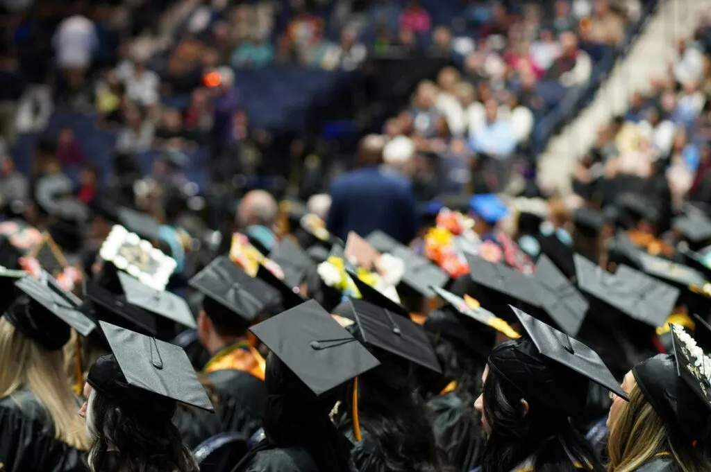 Estudiantes durante graduación universitaria en Arizona tras fallas de IA en ceremonia oficial en Estados Unidos