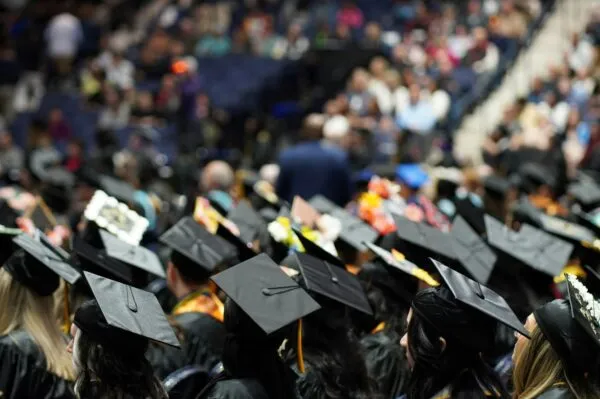 Estudiantes durante graduación universitaria en Arizona tras fallas de IA en ceremonia oficial en Estados Unidos