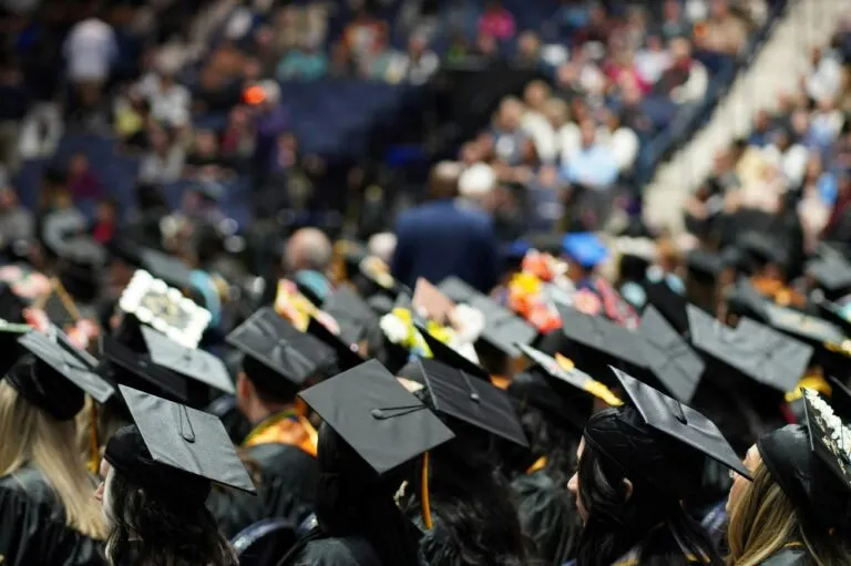 Estudiantes durante graduación universitaria en Arizona tras fallas de IA en ceremonia oficial en Estados Unidos