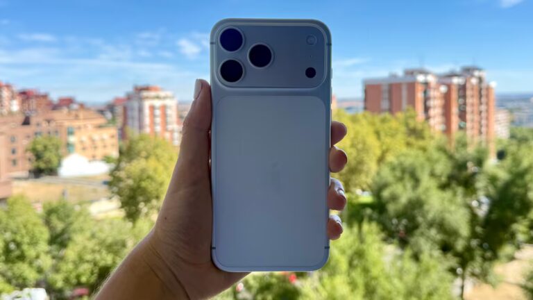 iPhone 17 Pro Max junto a una cámara Canon profesional en una comparación tecnológica de fotografía
