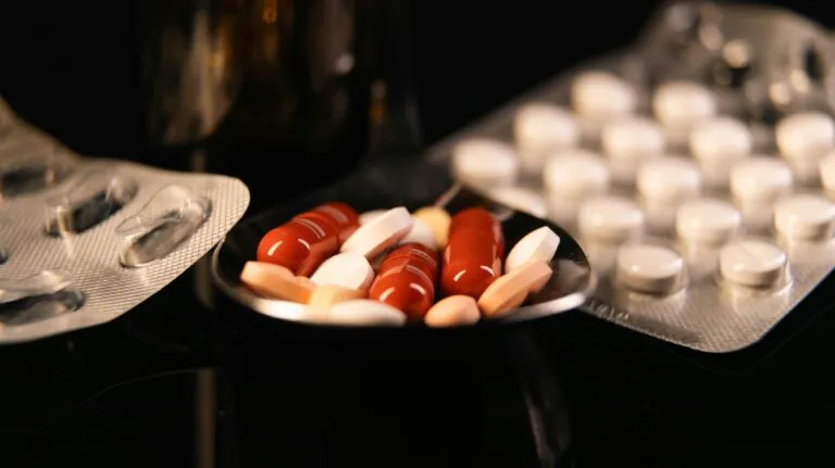 Reto del clonazepam en Perú genera alertas por riesgos neurológicos y respiratorios entre adolescentes redes sociales