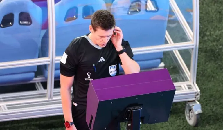 Tecnología arbitral del Mundial 2026 con VAR avanzado, sensores inteligentes e inteligencia artificial en estadios