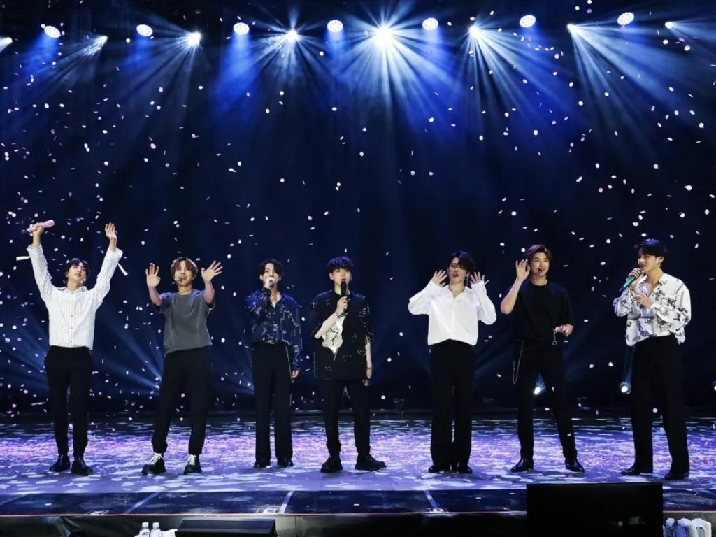 Tecnología de conciertos de BTS con visuales inmersivas, luces sincronizadas y experiencia digital interactiva en México