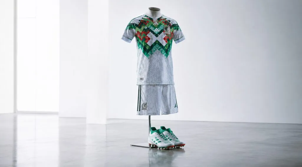 Tercera camiseta de México para el Mundial 2026 con tonos oscuros y diseño inspirado en cultura azteca