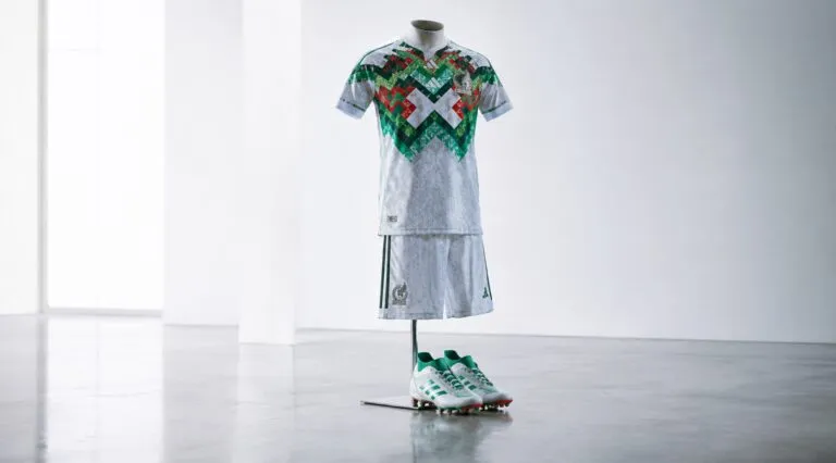 Tercera camiseta de México para el Mundial 2026 con tonos oscuros y diseño inspirado en cultura azteca