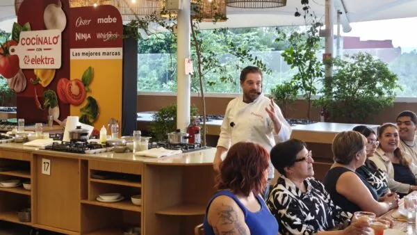 Familias mexicanas participan en Cocínalo con Elektra con electrodomésticos y cocina moderna