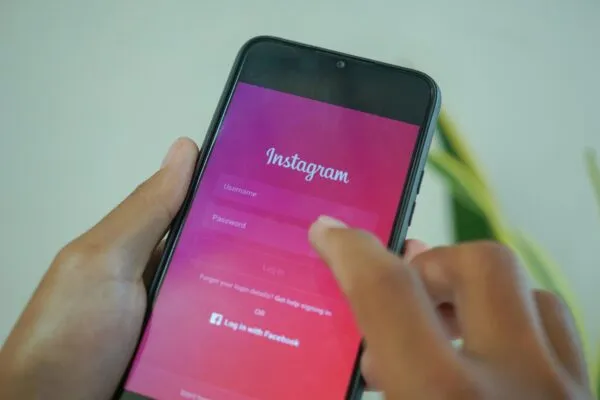 revisión de Instagram y redes sociales durante trámite de visa 2026 en Estados Unidos