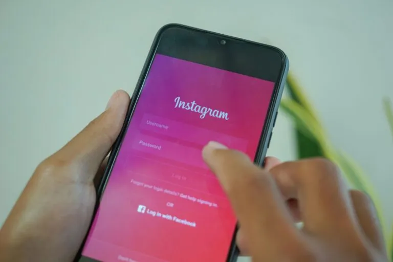 revisión de Instagram y redes sociales durante trámite de visa 2026 en Estados Unidos