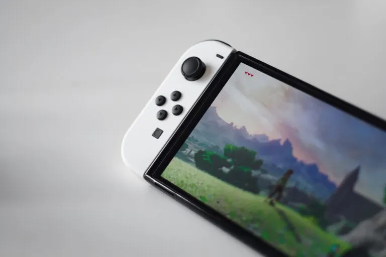 Hombre de 71 años jugando Zelda Breath of the Wild en Nintendo Switch dentro de un entorno hogareño moderno